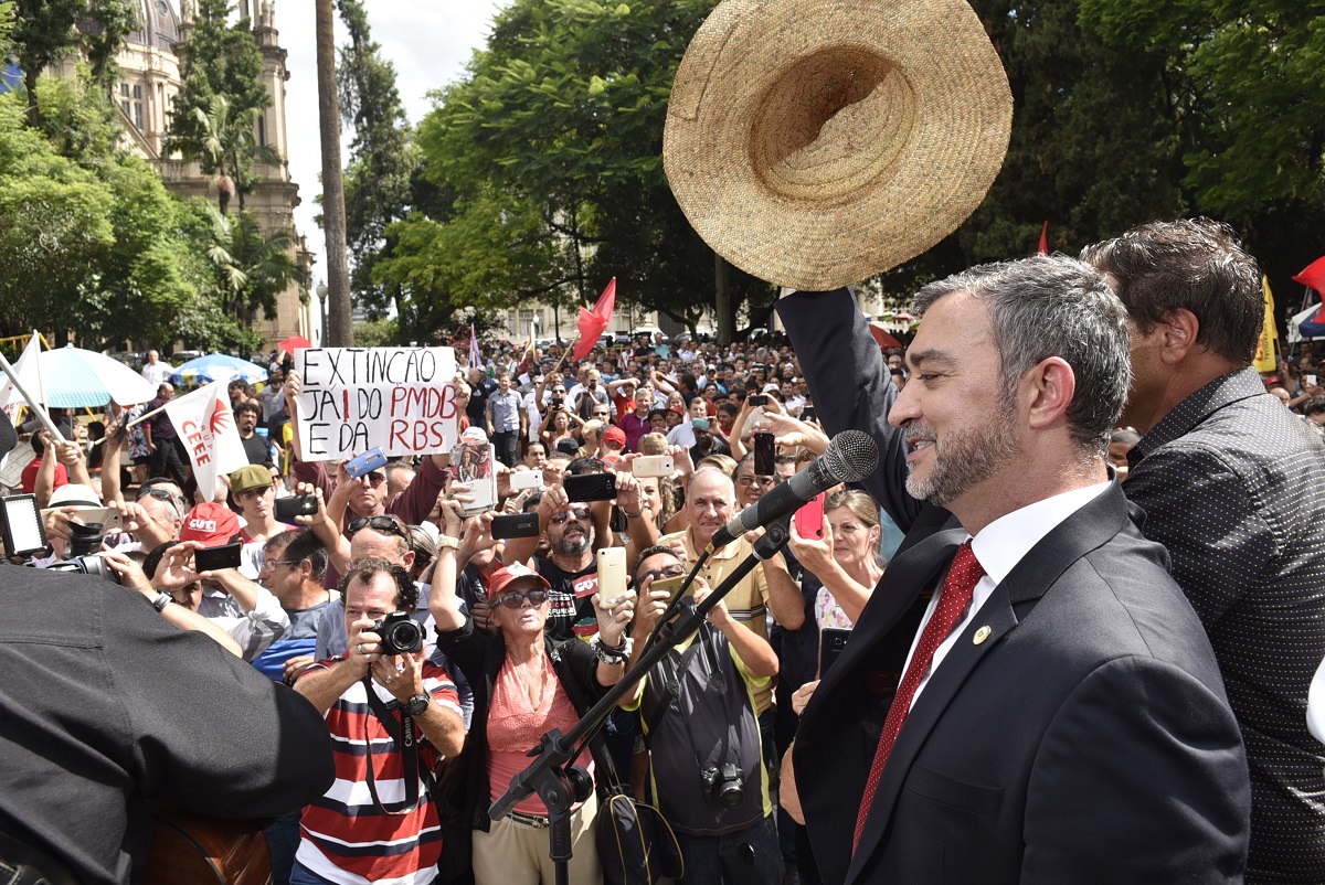 Ir para  <p><big>A chuvarada que caiu no final da tarde de hoje (31) em Porto Alegre n&atilde;o impediu que o rec&eacute;m-eleito presidente da Assembleia Legislativa, Edegar Pretto (PT), discursasse para as quase duas mil pessoas que...